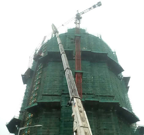 洞口吊车在工地上作业